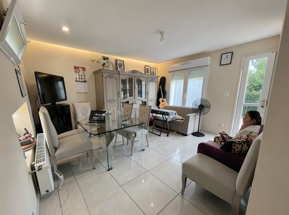 Main redesign studio: Redesign this room in a Modern interior style: clean lines, a neutral palette with bold accents, sleek low-profile furniture, glass and matte-metal su